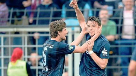Matchwinner. Markus Müller (r.) wird hier von Daniel Reiche gratuliert.