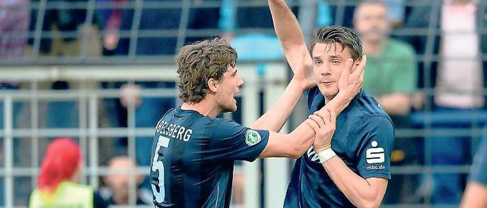 Matchwinner. Markus Müller (r.) wird hier von Daniel Reiche gratuliert.