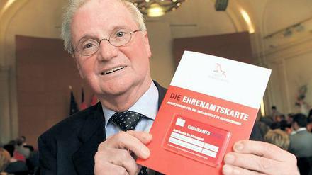 Ehre. Wolfgang Puschmann bekommt nun Ermäßigungen bei 70 Partnern.