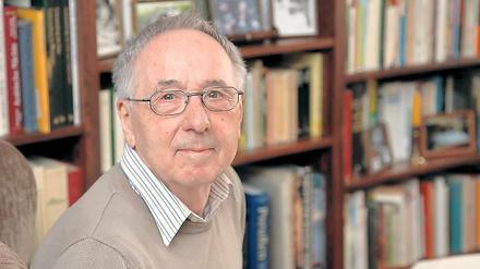 Lesen als Hobby. Arnold Esselbach sammelt Märchenbücher.