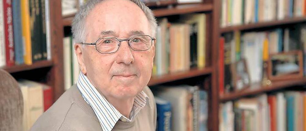 Lesen als Hobby. Arnold Esselbach sammelt Märchenbücher.