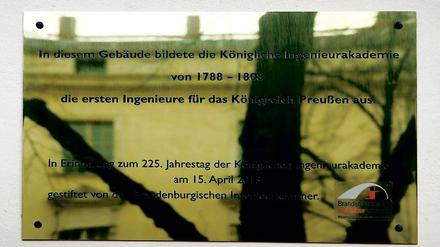 Preußische Kaderschmiede. Bis zu 18 Schüler lernten zwischen 1788 und dem Sieg Napoleons über Preußen 1806 in der „Königlichen Ingenieurakademie Potsdam“ . Im Lehrplan standen nicht nur militärisch relevante Fächer wie Belagerungskunst und Festungsbau, sondern auch Physik, Mathematik, Sprachen und Zivile- und Wasserbaukunst.