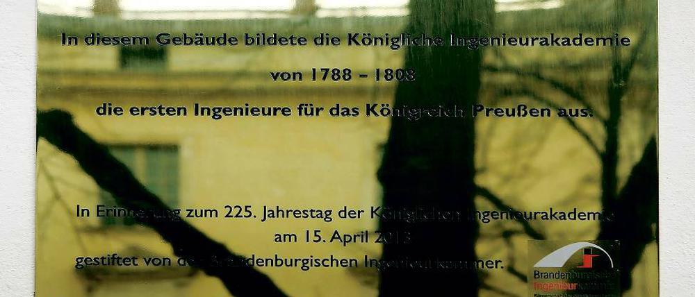 Preußische Kaderschmiede. Bis zu 18 Schüler lernten zwischen 1788 und dem Sieg Napoleons über Preußen 1806 in der „Königlichen Ingenieurakademie Potsdam“ . Im Lehrplan standen nicht nur militärisch relevante Fächer wie Belagerungskunst und Festungsbau, sondern auch Physik, Mathematik, Sprachen und Zivile- und Wasserbaukunst.