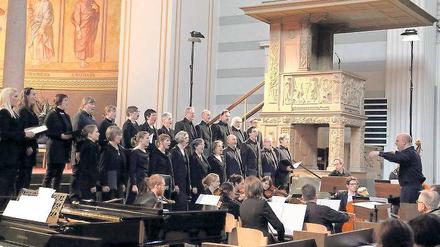 Musikalisches Erinnern: Die Sänger des Potsdamer Nikolaichors führten am Sonntagabend in der Nikolaikirche unter der Leitung von Kantor Björn O. Wiede gemeinsam mit der Neuen Potsdamer Hofkapelle und Solisten das „Potsdam Requiem“ erstmals auf.