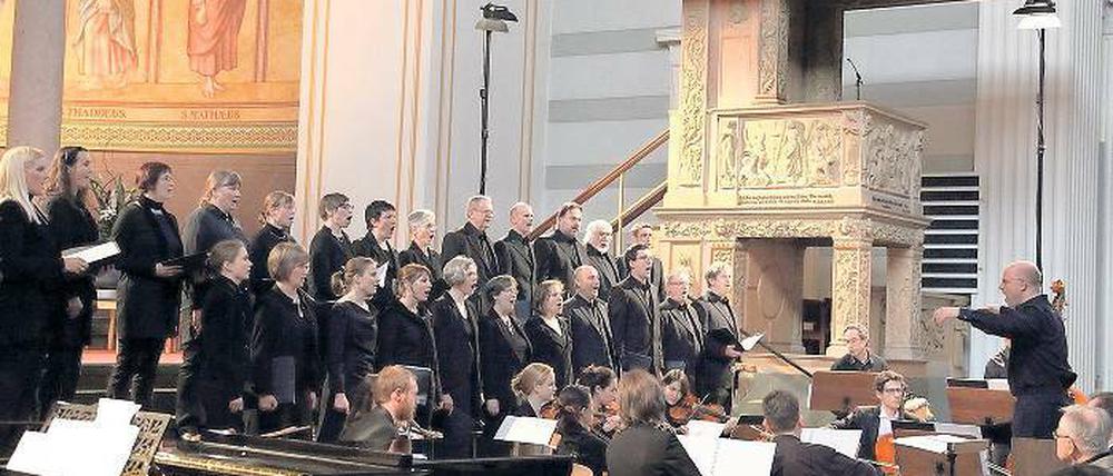Musikalisches Erinnern: Die Sänger des Potsdamer Nikolaichors führten am Sonntagabend in der Nikolaikirche unter der Leitung von Kantor Björn O. Wiede gemeinsam mit der Neuen Potsdamer Hofkapelle und Solisten das „Potsdam Requiem“ erstmals auf.