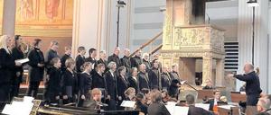 Musikalisches Erinnern: Die Sänger des Potsdamer Nikolaichors führten am Sonntagabend in der Nikolaikirche unter der Leitung von Kantor Björn O. Wiede gemeinsam mit der Neuen Potsdamer Hofkapelle und Solisten das „Potsdam Requiem“ erstmals auf.
