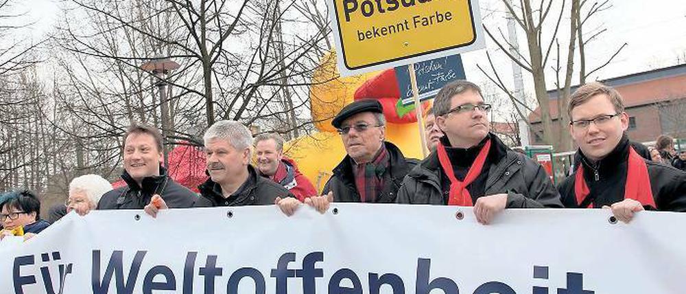 Für Weltoffenheit. Parteiübergreifende Gegendemo am Samstagmorgen.