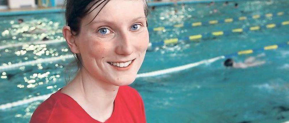 Proben für den Ersntfall. Christina Brandt trainiert im Schwimmbecken.