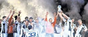 Zum dritten. Die Kieler Mannschaft verteidigt erneut den Pokal.