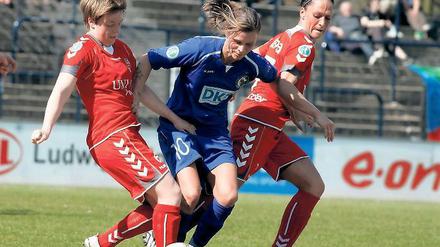 Thüringer Schützenhilfe. Turbine Potsdams Patricia Hanebeck kann hier von den beiden Jenaerinnen Susan Utes (l.) und Sabrina Schmutzler (r.) nicht gestoppt werden.