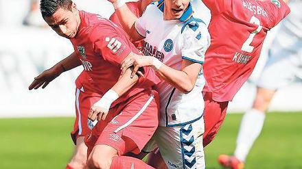 Wo ist der Ball? Zlatko Hebib, Hakan Calhanoglu und Matthias Kühne (v. l.) am Samstag im Dreikampf.