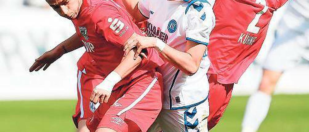 Wo ist der Ball? Zlatko Hebib, Hakan Calhanoglu und Matthias Kühne (v. l.) am Samstag im Dreikampf.