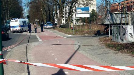 Tragisch und tödlich. Am Morgen starb an der Kreuzung Pappelallee/ August-Bonnes-Straße eine 23-jährige Potsdamerin, nachdem sie von einem Lastwagen erfasst worden war. Oberbürgermeister Jann Jakobs (SPD) zeigte sich entsetzt – die Frau hatte in der Stadtverwaltung der Landeshauptstadt gearbeitet.