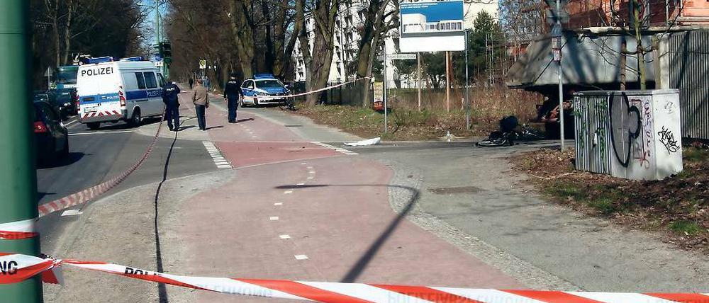 Tragisch und tödlich. Am Morgen starb an der Kreuzung Pappelallee/ August-Bonnes-Straße eine 23-jährige Potsdamerin, nachdem sie von einem Lastwagen erfasst worden war. Oberbürgermeister Jann Jakobs (SPD) zeigte sich entsetzt – die Frau hatte in der Stadtverwaltung der Landeshauptstadt gearbeitet.