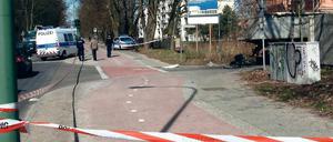 Tragisch und tödlich. Am Morgen starb an der Kreuzung Pappelallee/ August-Bonnes-Straße eine 23-jährige Potsdamerin, nachdem sie von einem Lastwagen erfasst worden war. Oberbürgermeister Jann Jakobs (SPD) zeigte sich entsetzt – die Frau hatte in der Stadtverwaltung der Landeshauptstadt gearbeitet.