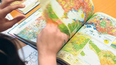 Wo auf der Welt liegt eigentlich ...?“ Viele Ältere können sich noch daran erinnern, für jedes Fach einschließlich Geografie ein Lehrbuch besessen zu haben, in dem sie jederzeit blättern konnten.