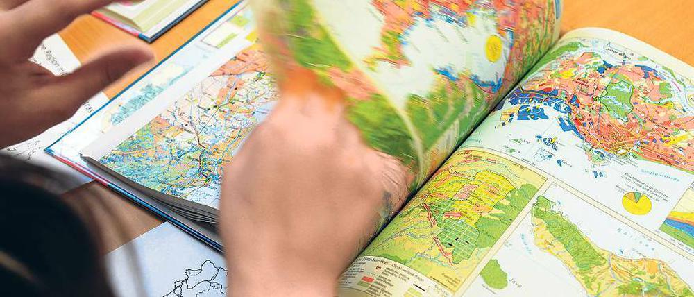 Wo auf der Welt liegt eigentlich ...?“ Viele Ältere können sich noch daran erinnern, für jedes Fach einschließlich Geografie ein Lehrbuch besessen zu haben, in dem sie jederzeit blättern konnten.