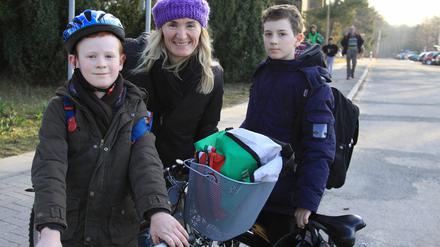 Elke Paterson ist stolz auf ihre Söhne Oliver (l.) und Lucas: „Wir kommen aus Zehlendorf und haben sechs Kilometer hinter uns.“ Die beiden sind den Seeberg in Richtung internationale Schule hinaufgeradelt und ziemlich außer Puste.