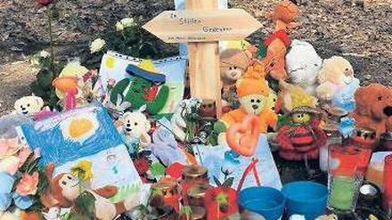 Anteilnahme. Blumen, Kerzen, Stofftiere und Briefe – dort, wo das tote Baby gefunden worden war.