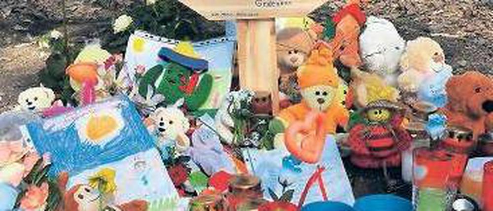 Anteilnahme. Blumen, Kerzen, Stofftiere und Briefe – dort, wo das tote Baby gefunden worden war.