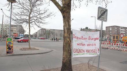 Kein Grün. An der Kreuzung von Konrad-Wolf-Allee und Hans-Albers-Straße soll ein Kreisverkehr gebaut werden. Einige Anwohner protestieren. Doch die Arbeiten haben bereits begonnen. Eine etwa 25 Jahre alte Platane musste dafür bereits verschwinden.
