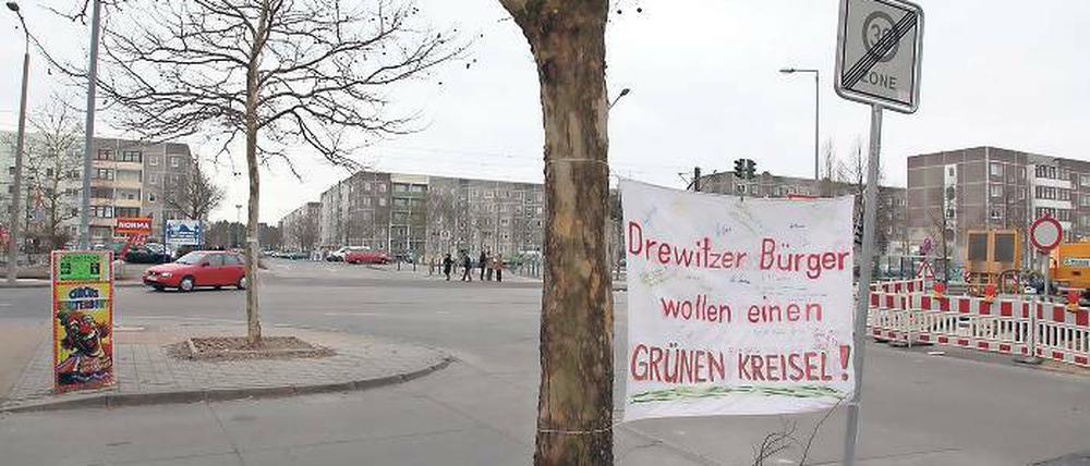 Kein Grün. An der Kreuzung von Konrad-Wolf-Allee und Hans-Albers-Straße soll ein Kreisverkehr gebaut werden. Einige Anwohner protestieren. Doch die Arbeiten haben bereits begonnen. Eine etwa 25 Jahre alte Platane musste dafür bereits verschwinden.