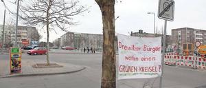 Kein Grün. An der Kreuzung von Konrad-Wolf-Allee und Hans-Albers-Straße soll ein Kreisverkehr gebaut werden. Einige Anwohner protestieren. Doch die Arbeiten haben bereits begonnen. Eine etwa 25 Jahre alte Platane musste dafür bereits verschwinden.