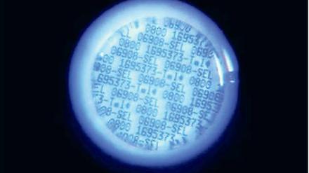 Hightech-Farbe. Unter Schwarzlicht wird sichtbar, was den Einbrechern verborgen bleibt. Winzige in der Farbe eingeschlossene „Microdots“ sollen die Ermittler direkt zum wahren Besitzer der gestohlenen Schmuckstücke, Fahrräder oder Autos führen.