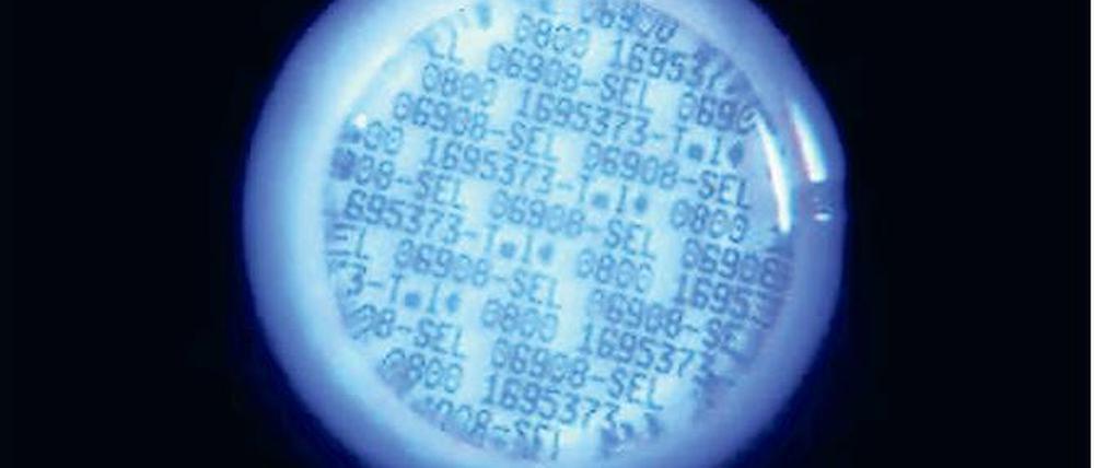 Hightech-Farbe. Unter Schwarzlicht wird sichtbar, was den Einbrechern verborgen bleibt. Winzige in der Farbe eingeschlossene „Microdots“ sollen die Ermittler direkt zum wahren Besitzer der gestohlenen Schmuckstücke, Fahrräder oder Autos führen.