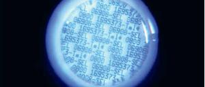 Hightech-Farbe. Unter Schwarzlicht wird sichtbar, was den Einbrechern verborgen bleibt. Winzige in der Farbe eingeschlossene „Microdots“ sollen die Ermittler direkt zum wahren Besitzer der gestohlenen Schmuckstücke, Fahrräder oder Autos führen.