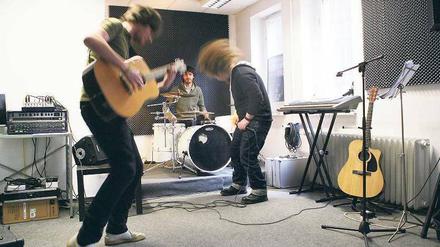 Ungestört proben: In der Alten Brauerei geht das noch. 23 Bands sind auf dem Areal an der Albert-Einstein-Straße ansässig und nutzen die Räume zum Musizieren. Als Kulturstandort sagen sie, sei das Gelände in Potsdam einzigartig. Angesichts der Wohnungspläne machen sie sich nun Sorgen um ihre Zukunft.
