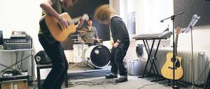 Ungestört proben: In der Alten Brauerei geht das noch. 23 Bands sind auf dem Areal an der Albert-Einstein-Straße ansässig und nutzen die Räume zum Musizieren. Als Kulturstandort sagen sie, sei das Gelände in Potsdam einzigartig. Angesichts der Wohnungspläne machen sie sich nun Sorgen um ihre Zukunft.