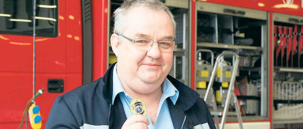 Eine Chief-Medaille. Christoph Ritscher vom BBW brachte sie aus Sioux Falls für den Chef der Gefahrenabwehr bei der Potsdamer Feuerwehr, Dirk Häusler, als Dankeschön mit.