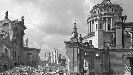 Die zerstörte Nikolaikirche 1945. Am Sonntag wird der Bombennacht von Potsdam gedacht.