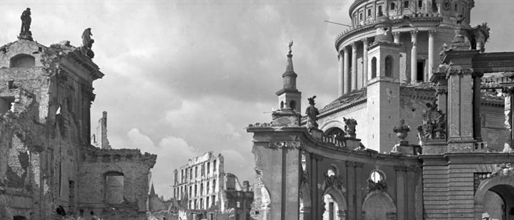 Die zerstörte Nikolaikirche 1945. Am Sonntag wird der Bombennacht von Potsdam gedacht.