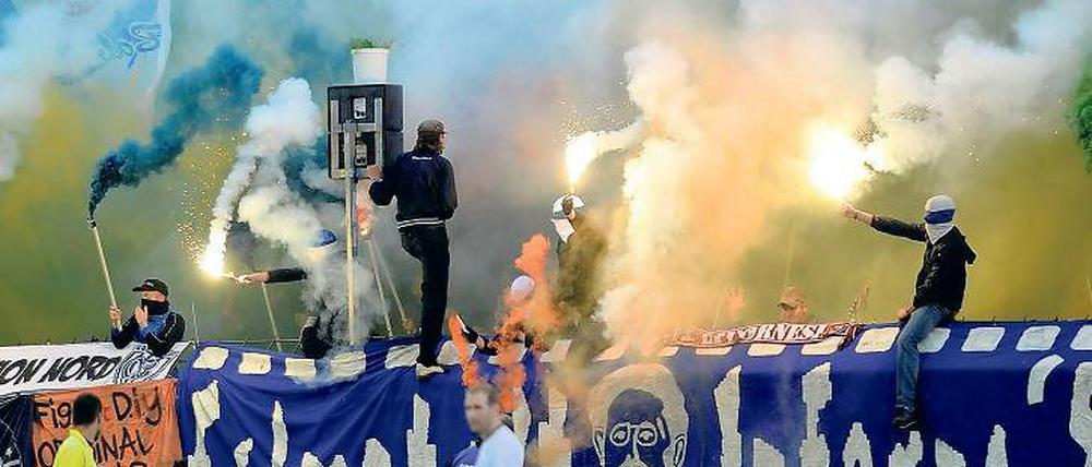 Heiße Stimmung. Beim Testspiel im vergangenen Jahr gegen den befreundeten FC St. Pauli wurde auch wieder einmal Pyrotechnik gezündet. Die Fans beider Vereine verstehen sich gut – vor allem in politischen Belangen.