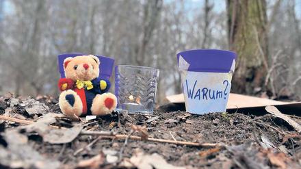 Gedenken. An der Tangermünder Straße in Berlin-Hellersdorf wurde am Dienstagabend die Leiche eines Säuglings gefunden.