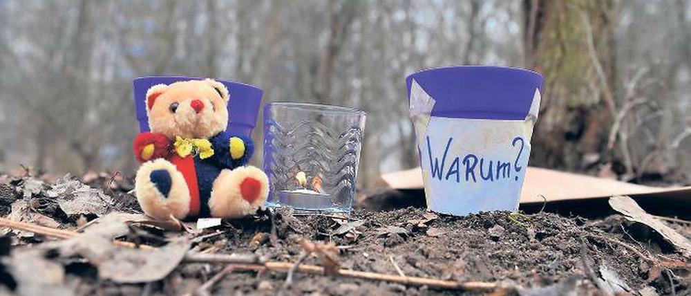 Gedenken. An der Tangermünder Straße in Berlin-Hellersdorf wurde am Dienstagabend die Leiche eines Säuglings gefunden.