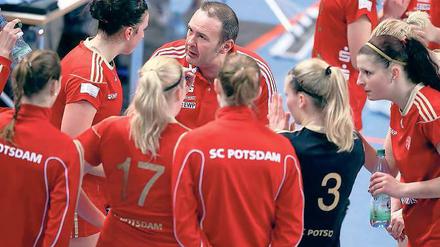 Der Trainer und sein Team. Alberto Salomoni formierte zu Saisonbeginn seine Mannschaft nahezu komplett um und kann auf eine erfolgreiche Saison zurückblicken.