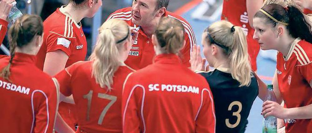 Der Trainer und sein Team. Alberto Salomoni formierte zu Saisonbeginn seine Mannschaft nahezu komplett um und kann auf eine erfolgreiche Saison zurückblicken.