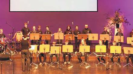 Swingende Rhythmen. Die Bigband Hermannswerder spielt auf.