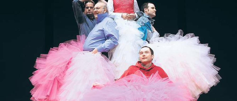 So fühlt sich Mann gelegentlich auch mal wohl. Schauspieler von Shakespeare und Partner in „Alles ist wahr – Heinrich VIII.“.