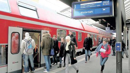 Morgens hin, abends zurück. Berlin ist für brandenburgische Berufspendler das Hauptreiseziel. Rund 200 000 Beschäftigte fahren täglich zur Arbeit in die Bundeshauptstadt. Viele nutzen dafür die Bahn – zumindest ab ihrem nächstgelegenen Bahnhof.
