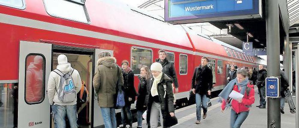 Morgens hin, abends zurück. Berlin ist für brandenburgische Berufspendler das Hauptreiseziel. Rund 200 000 Beschäftigte fahren täglich zur Arbeit in die Bundeshauptstadt. Viele nutzen dafür die Bahn – zumindest ab ihrem nächstgelegenen Bahnhof.