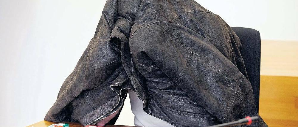 Verhüllt vor den Fotografen. Er und seine Familie litten unter dem Überfall, sagte Marcus B. vor Gericht.