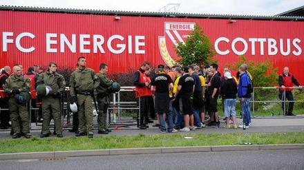 Eine Hand wäscht die andere? Zwei Cottbusser Polizisten stehen unter Korruptionsverdacht. In den Fall verwickelt ist auch eine Sicherheitsfirma, die für den FC Energie Cottbus arbeitet.