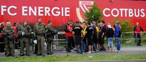 Eine Hand wäscht die andere? Zwei Cottbusser Polizisten stehen unter Korruptionsverdacht. In den Fall verwickelt ist auch eine Sicherheitsfirma, die für den FC Energie Cottbus arbeitet.