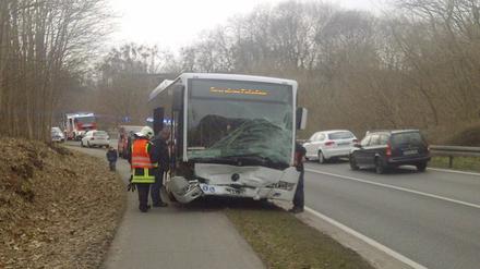 Frontalcrash. Der zerstörte Linienbus auf der B2 bei Krampnitz.