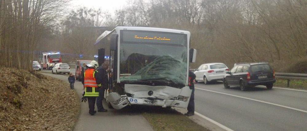 Frontalcrash. Der zerstörte Linienbus auf der B2 bei Krampnitz.