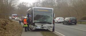 Frontalcrash. Der zerstörte Linienbus auf der B2 bei Krampnitz.
